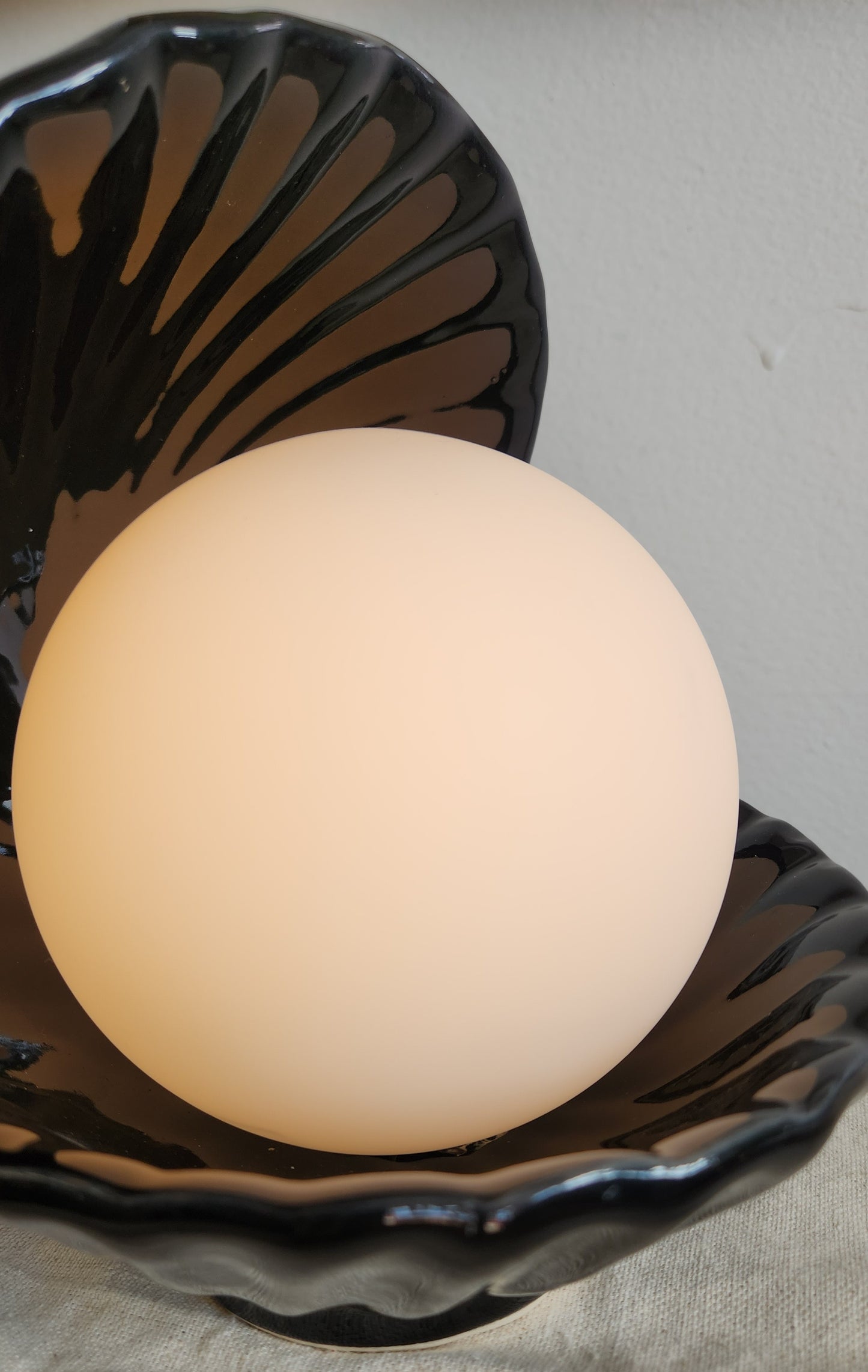 Clamshell Table Lamp