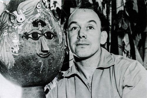 photo of Bjorn Wiinblad and his famous ceramic vase in the form of a woman's face